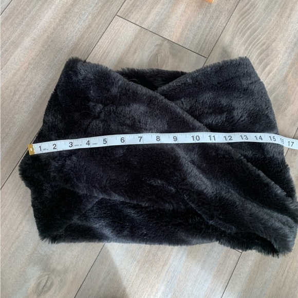 NWT American Eagle faux fur scarf black one size - Picture 4 of 5